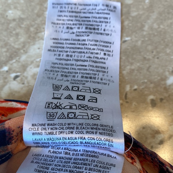 NWOT Guess, wide leg pants, like new condition, measurements and photos below. - Picture 9 of 10